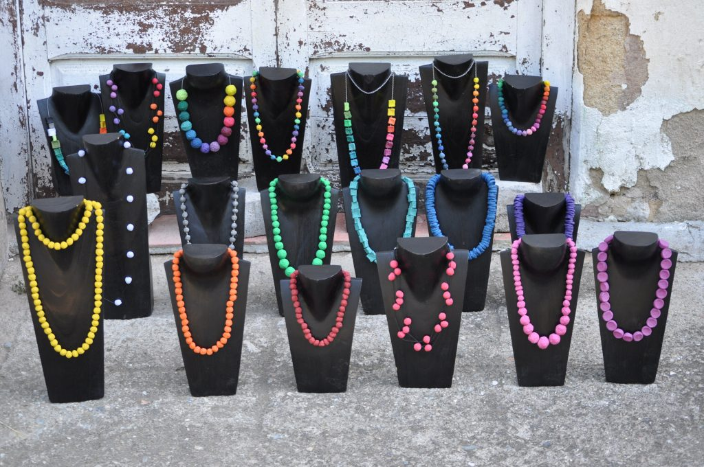 Muestra de joyeria artesanal local Comuna 9